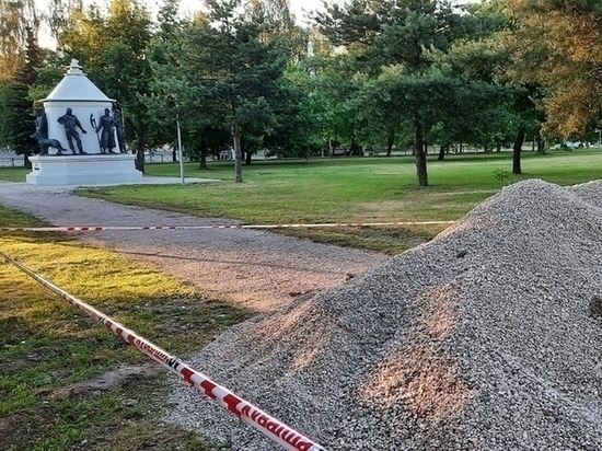 Подрядчика обязали устранить дефекты в благоустроенном парке на Запсковье
