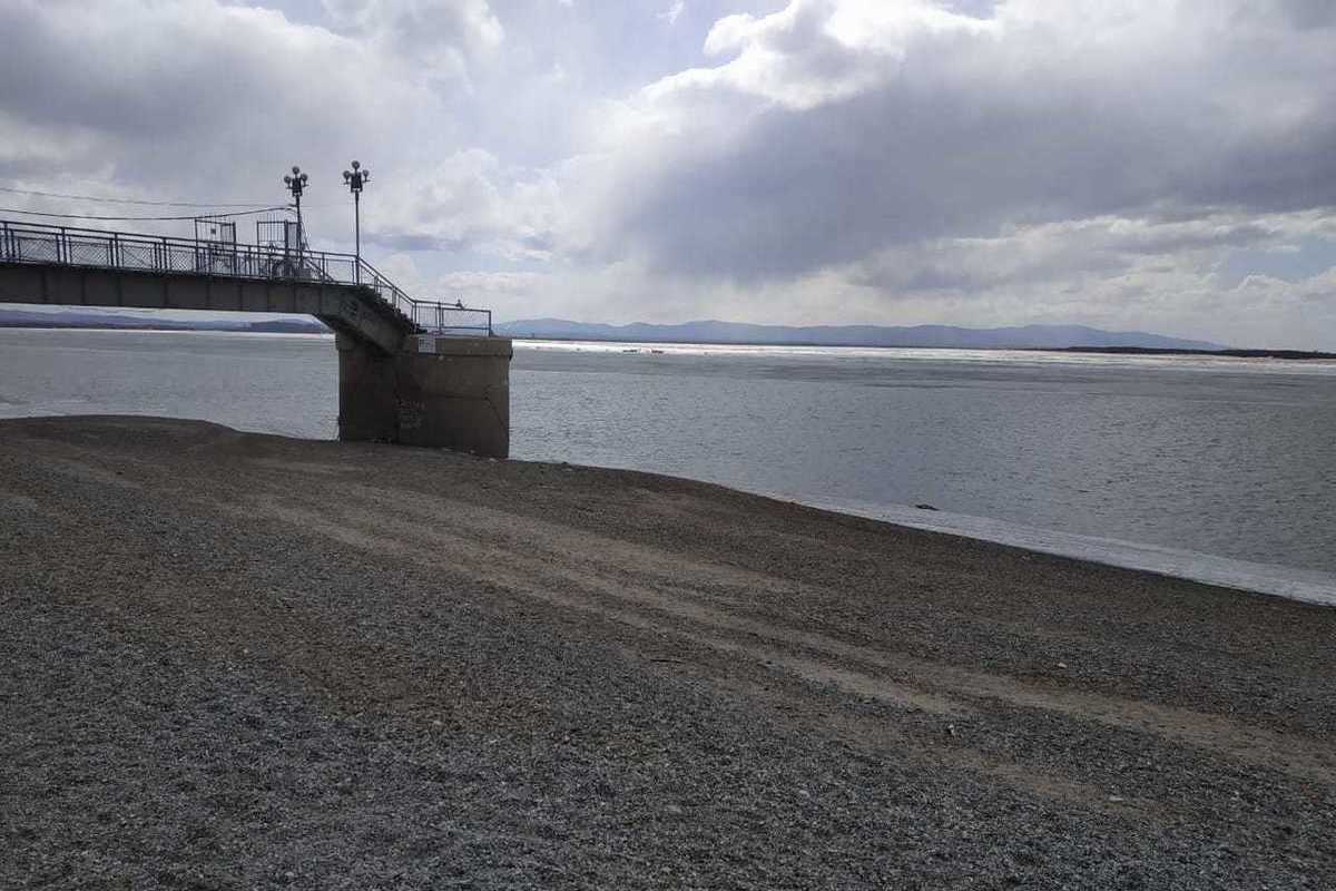 Вода в амуре у хабаровска на сегодня. Уровень воды в Амуре у Хабаровска. Река Бикин. Ледоход Амур Хабаровск. Уровень реки Бикин.