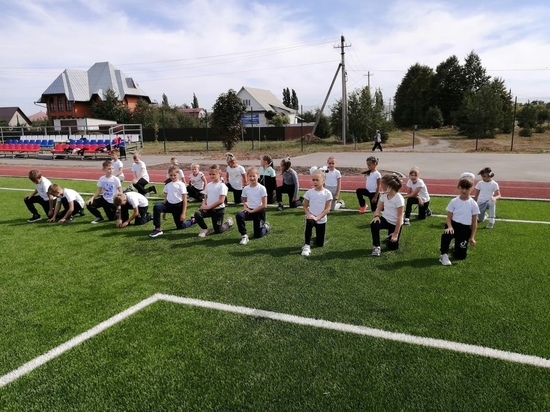 Школьники Мичуринского района занимаются физкультурой на новом стадионе