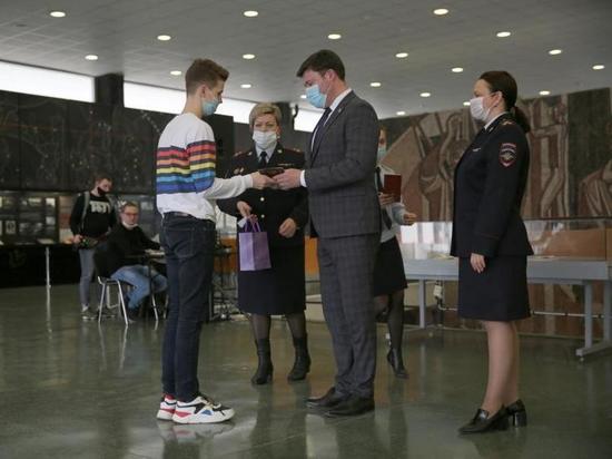 Юным калужанам торжественно вручили паспорта граждан РФ