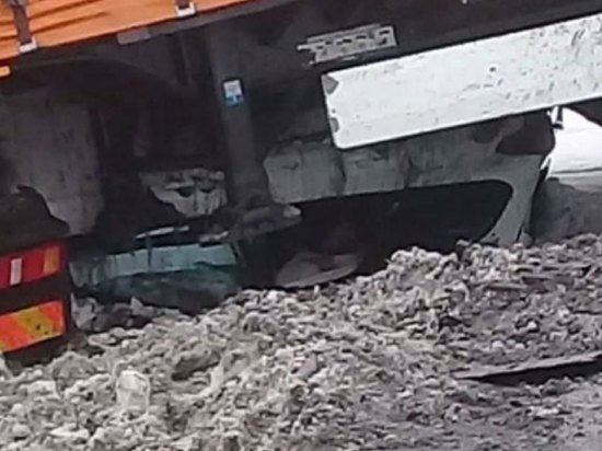 В Казани грузовик со щебнем врезался в столб