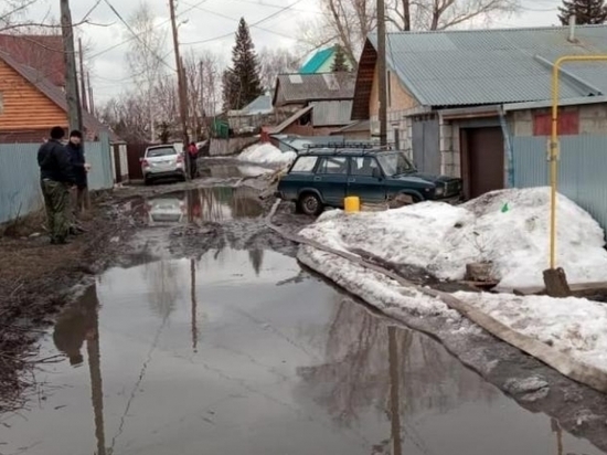 Талые воды откачали на одной из улиц Барнаула