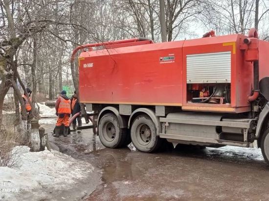 Костромские коммунальщики ведут борьбу с канализационными стоками в крупном микрорайоне