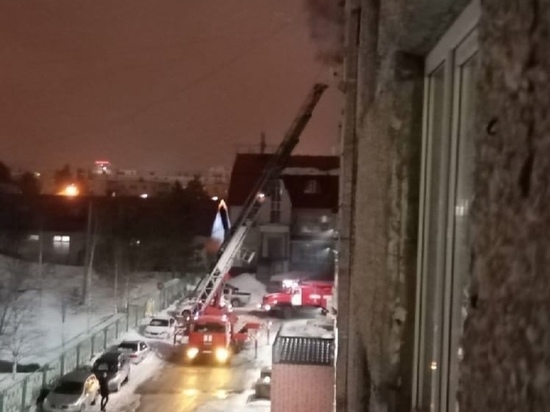 Горели коляски: ночью жильцов эвакуировали из дома в Ноябрьске из-за пожара