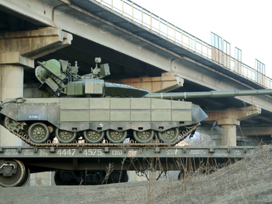 Несколько десятков танков доставили в Хабаровск