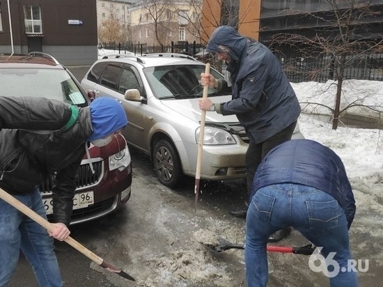 В Екатеринбурге журналистам, вышедшим на субботник в поддержку коллеги, угрожали полицией
