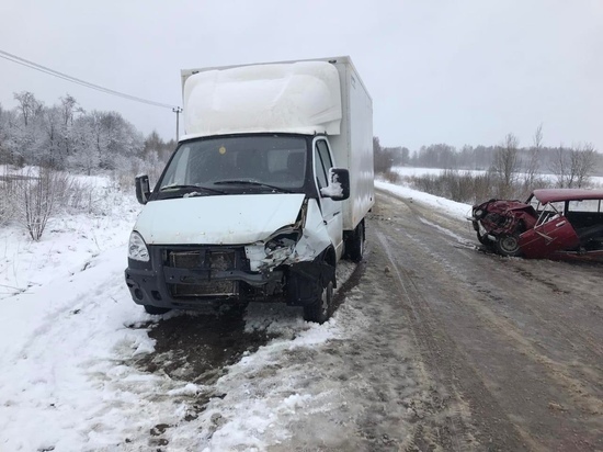 В Тверской области водитель легковушки получил открытый перелом ноги в ДТП