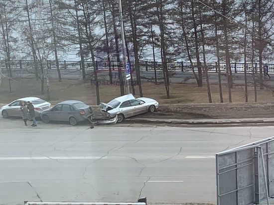 В центре Красноярска «Хонду» намотало на столб и кинуло на две машины