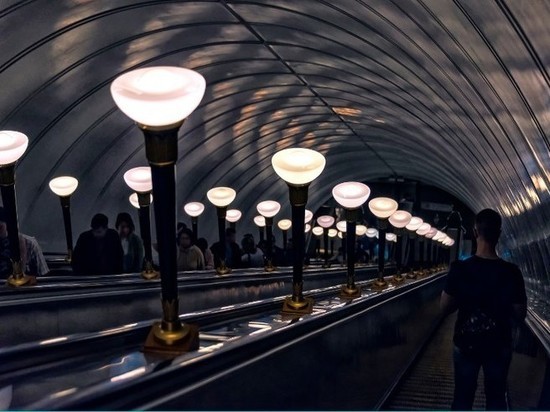В метро Петербурга провели проверку после падения девушки-инвалида с эскалатора