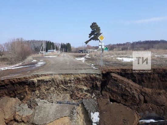 В Татарстане на реке Бездна размыло трубы и грунт