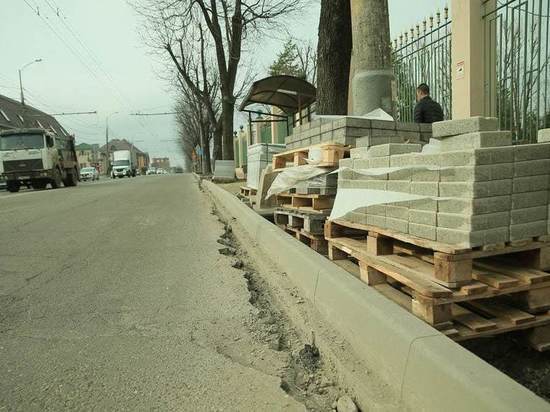 В Краснодаре обновят почти 2 км тротуаров по улице имени Академика Трубилина