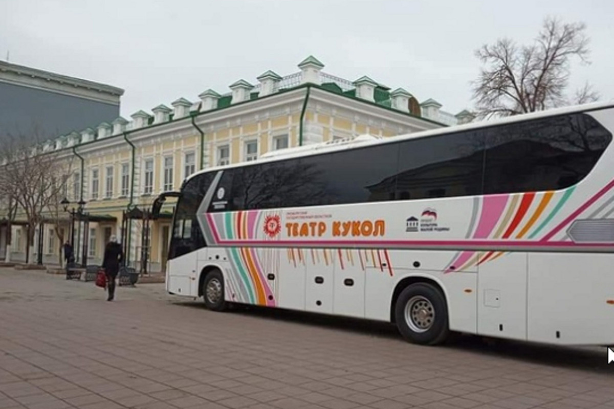 Автобус театральная глобус. Театральный автобус.