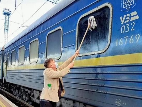 Датский журналист не смог отмыть окно в украинском поезде