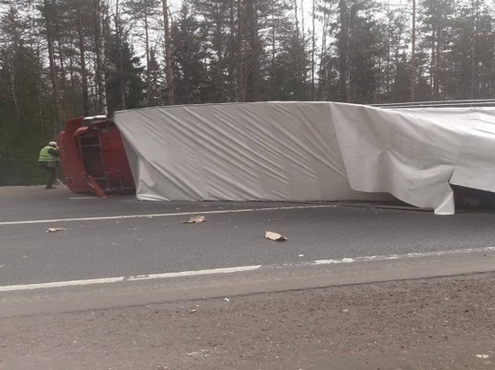 Упавшая на бок фура перегородила дорогу грузовикам на «Скандинавии»