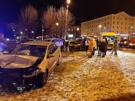 В Твери в ДТП с пятью машинами пострадали несколько человек