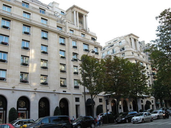 В Париже неизвестные совершили налет на "лучший в мире" отель