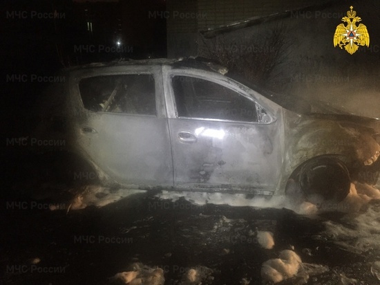 Легковушка сгорела ночью на Северном в Калуге