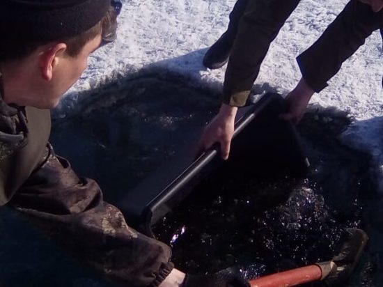 На льду Байкала в Бурятии обнаружили напоминающую нефть лужу
