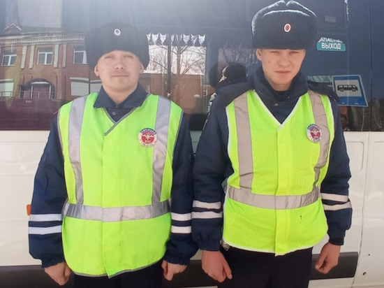 Автоинспекторы спасли замерзающих ночью пассажиров в автобусе Забайкалья