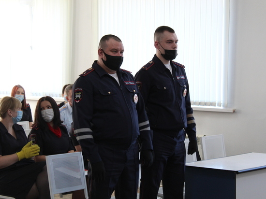 В Новосибирске наградили инспекторов ГИБДД, спасших шестерых человек из пожара