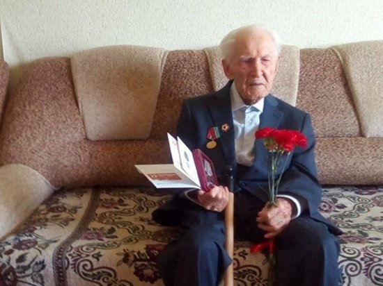В Челябинске врачи вылечили 104-летнего ветерана от коронавируса