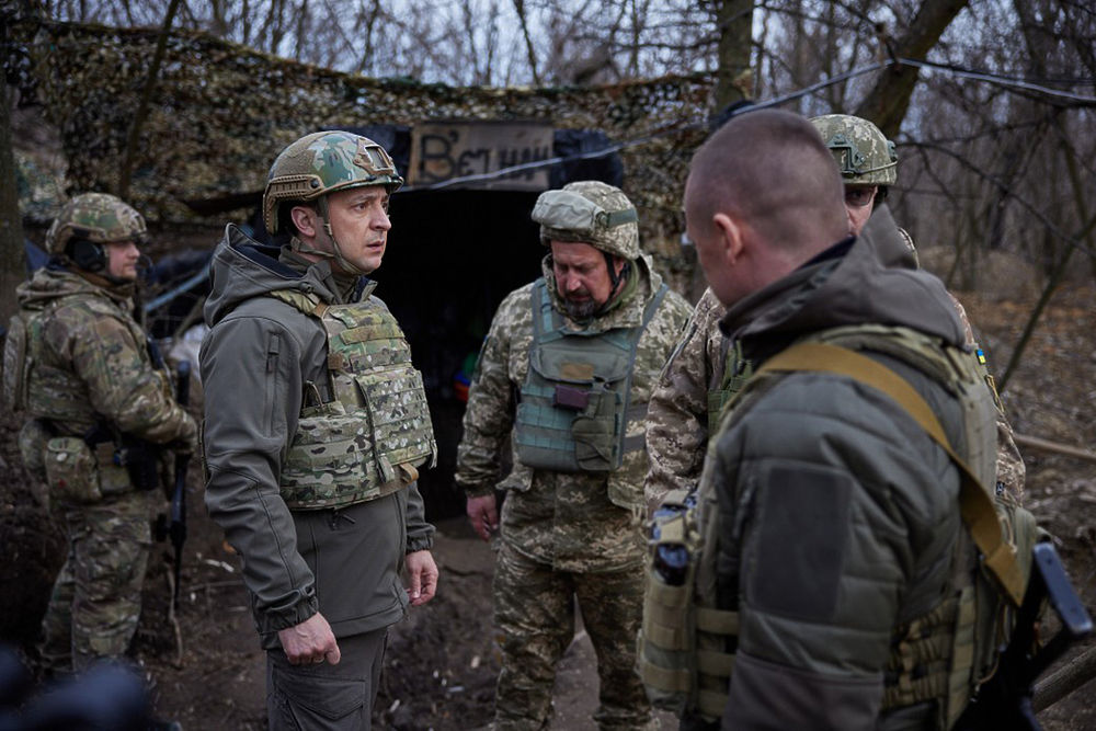 Зеленский приготовился к "войне на Донбассе": яркие кадры с бронежилетом