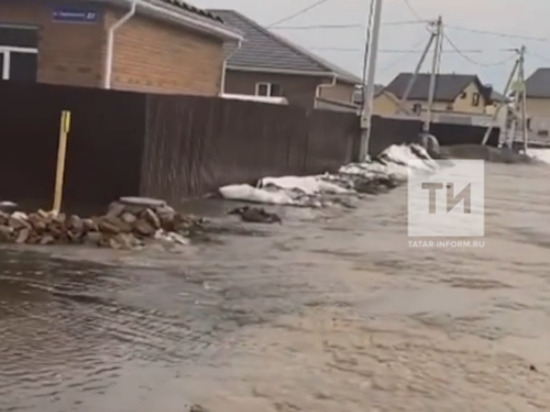 Жители поселка под Казанью пожаловались на затопление участков и дорог