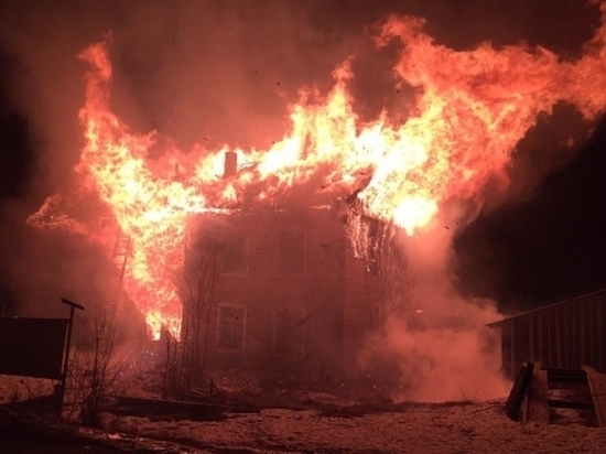 В Лешуконском сгорел расселённый многоквартирный деревянный дом
