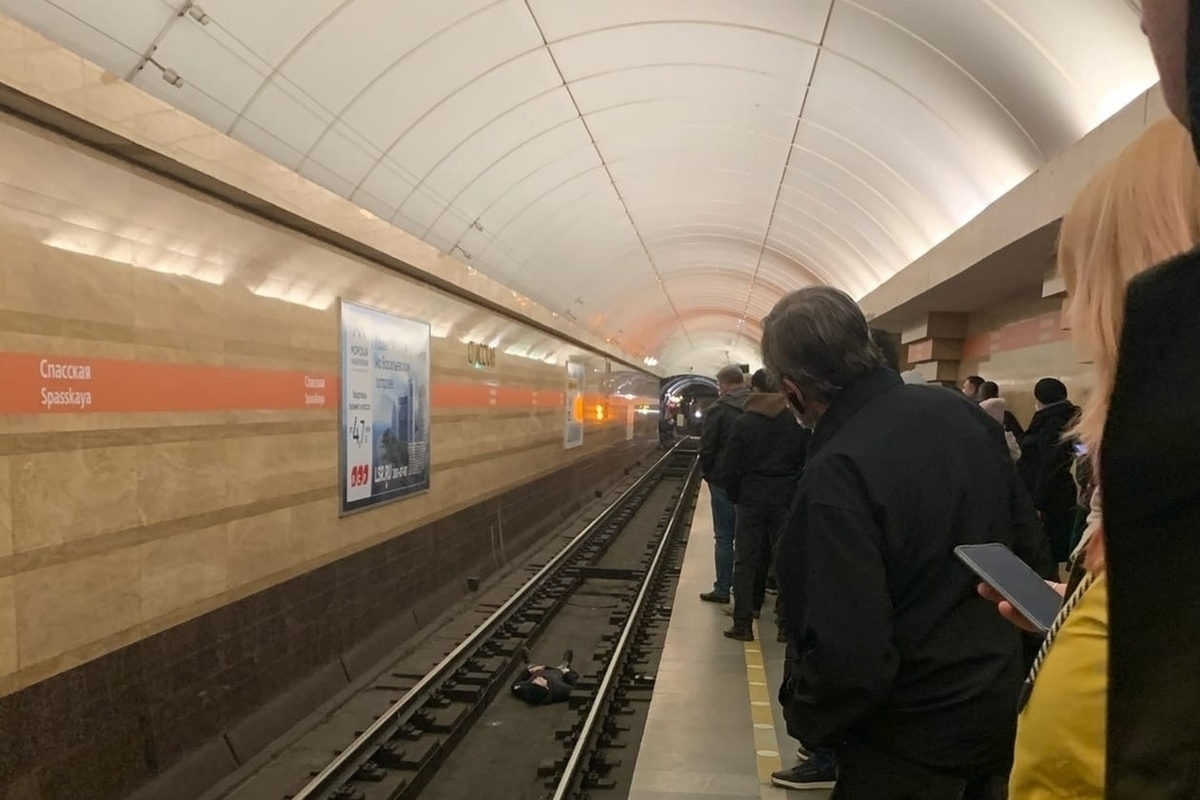 В москве переехали человека. Человек упал на рельсы в метро. Человек в метро упал на рельсы СПБ. Человек в метро упал на рельсы метро. Люди на станции метро.