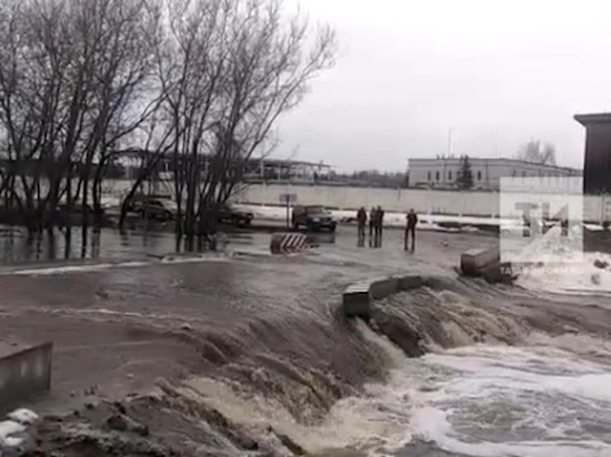 Затопило единственный выезд из поселка в Татарстане