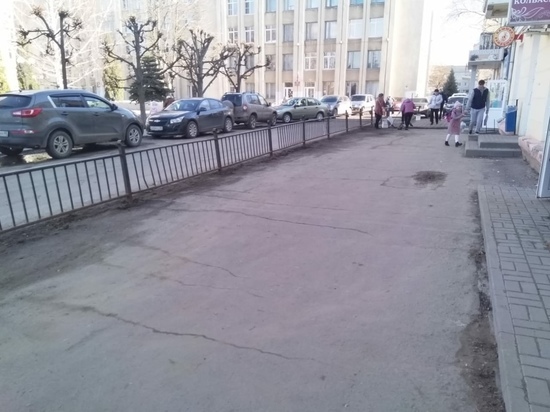Парковку на западе Тамбова очистили от мусора