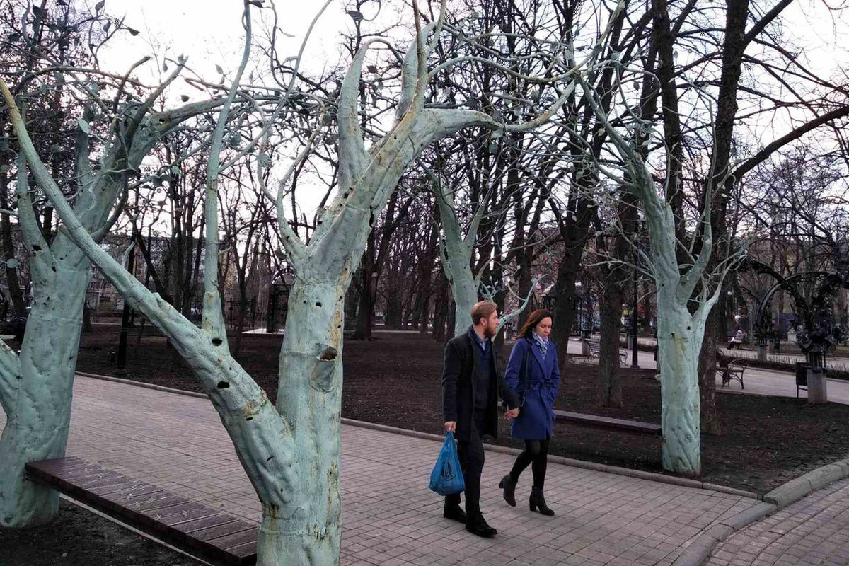 Баллада о красоте: загадочные кованые фигуры Донецка на фотографиях