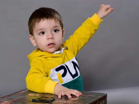 Двухлетнему Мише Полищук собирают деньги на слуховые аппараты