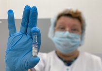 Российские чиновники избегают называть количество привившихся от коронавируса россиян, однако признают, что темпы вакцинации, несмотря на доступность препаратов и личный пример президента, отстают от многих стран мира