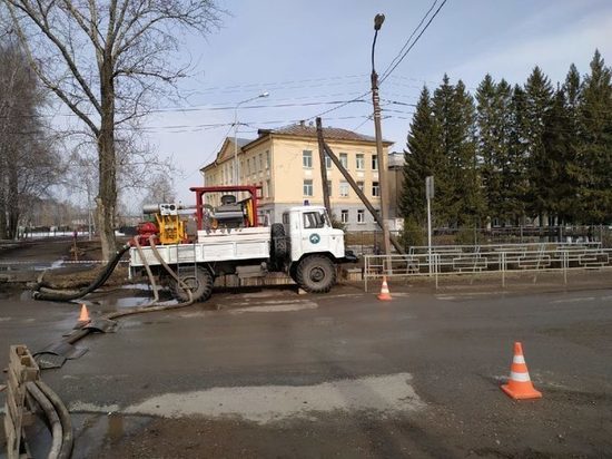 Уфимские спасатели устранили подтопление дороги в Максимовке