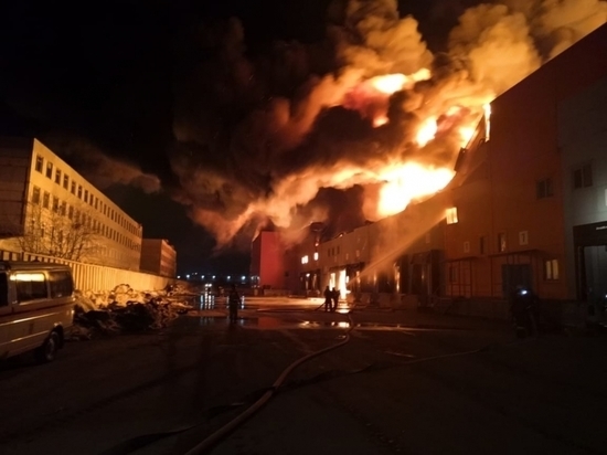 В Барнауле сгорел огромный склад: что известно на данный момент