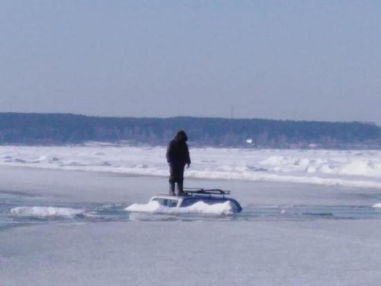 В Новосибирской области под лед на Обском водохранилище провалился автомобиль с рыбаком