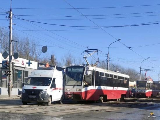 Трамвай №13 столкнулся с каретой скорой помощи в Новосибирске