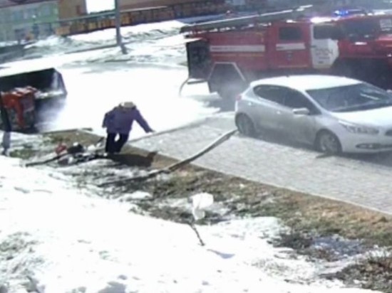Пожарный шланг напал на пожилую россиянку