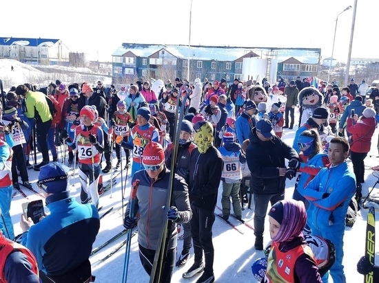 «Звездный спринт»: юбилей спортшколы в Лабытнанги отмечают массовым лыжным забегом