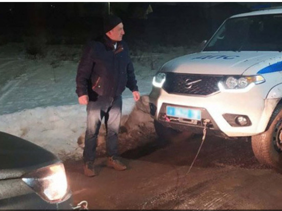 Застрявшему на размытой полевой дороге автомобилисту помог выбраться экипаж ДПС