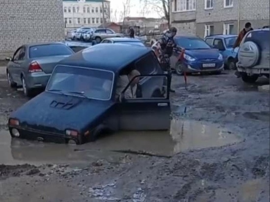 В Касимове Рязанской области «Нива» провалилась в огромную яму с грязью