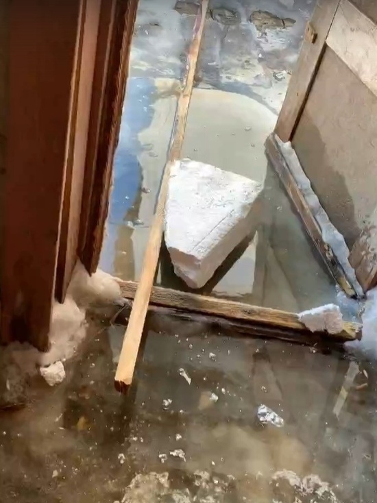 Талые воды и фекальные стоки подтопили жилой дом в Салехарде
