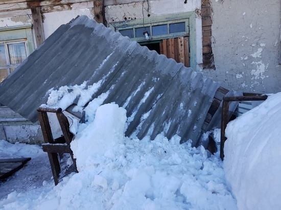 Упавший с крыши снег обрушил козырек подъезда в Лабытнанги