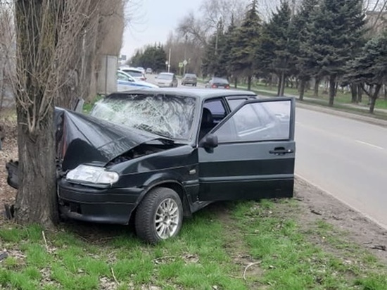 В Азове водитель ВАЗа врезался в дерево: пострадали двое