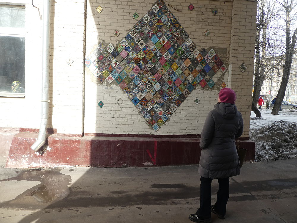 Жилые дома в Москве украсили авторскими мозаиками