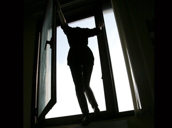 В спальном районе Петропавловска женщина выпала из окна