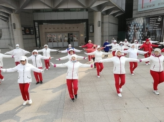 Благовещенские пенсионеры открыли сезон уличных танцев