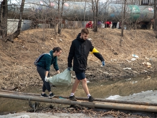 Благовещенцы освободили берег Бурхановки от двух тонн мусора