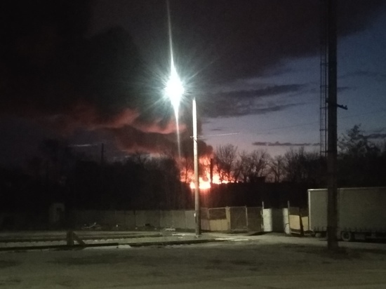 Пожар на мясокомбинате тушили почти 100 спасателей МЧС ДНР
